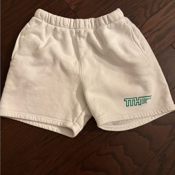 MadHappy Today’s Top Hits Unisex Fleece White/Green Sweat Shorts Size Medium EUC - Picture 1 of 5